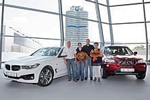 100.000ste Automobilauslieferung in der BMW Welt München: Helmut und Astrid Marxen mit ihrer Tochter Julia, deren Ehemann Marco freuen sich über ihre neuen Fahrzeugen, dem BMW 3er Gran Turismo und dem BMW X3. Foto: BMW/Auto-Reporter.NET